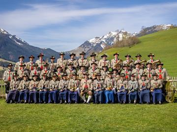 Eine Gruppe von Menschen in Militäruniformen, die für ein Foto posieren